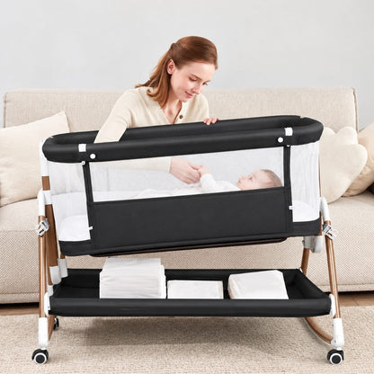 Maman qui s'occupe de son bébé dans le lit cododo en maille Opaline noir, au salon