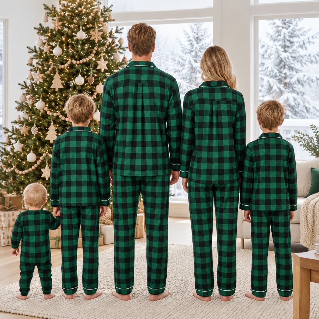 Famille de dos en pyjama Noël famille vert à carreaux devant le sapin