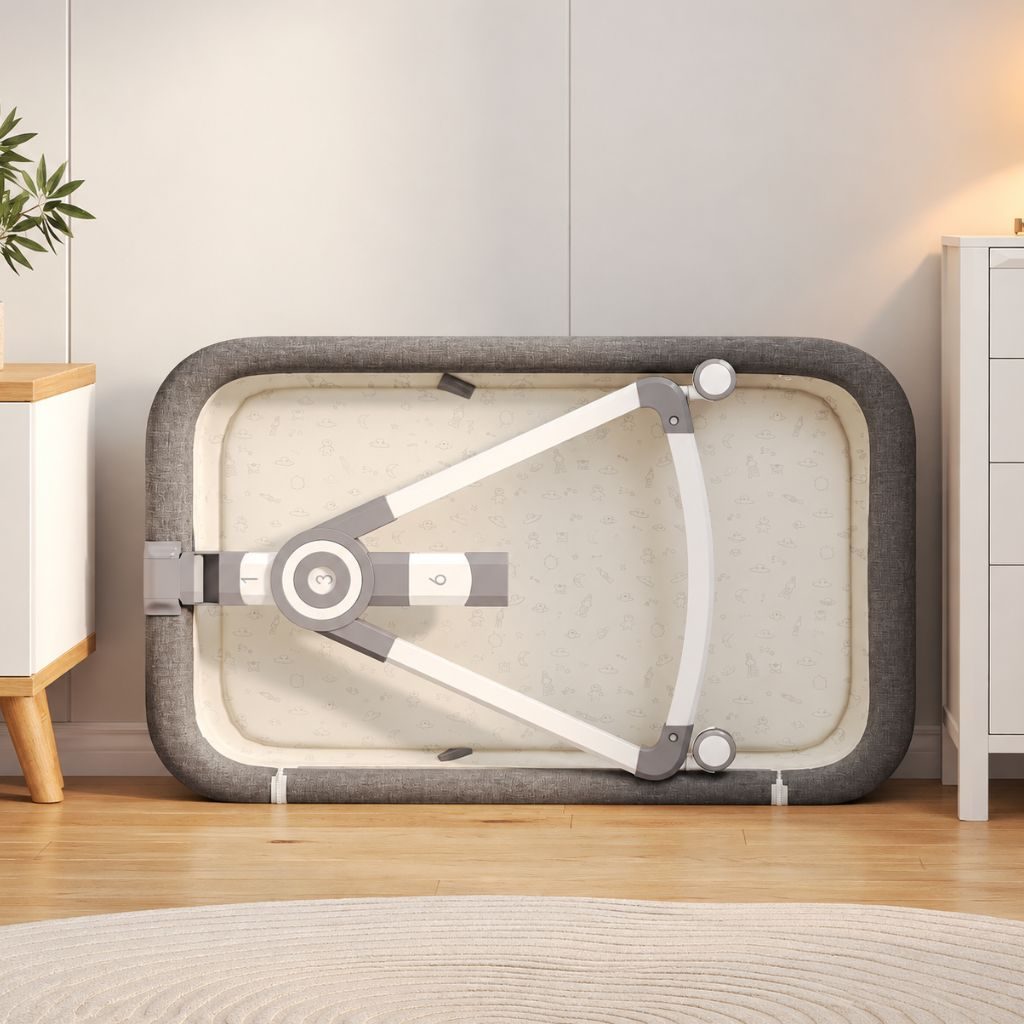 Berceau cododo pliable, rangé à plat contre un mur