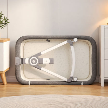 Berceau cododo pliable, rangé à plat contre un mur
