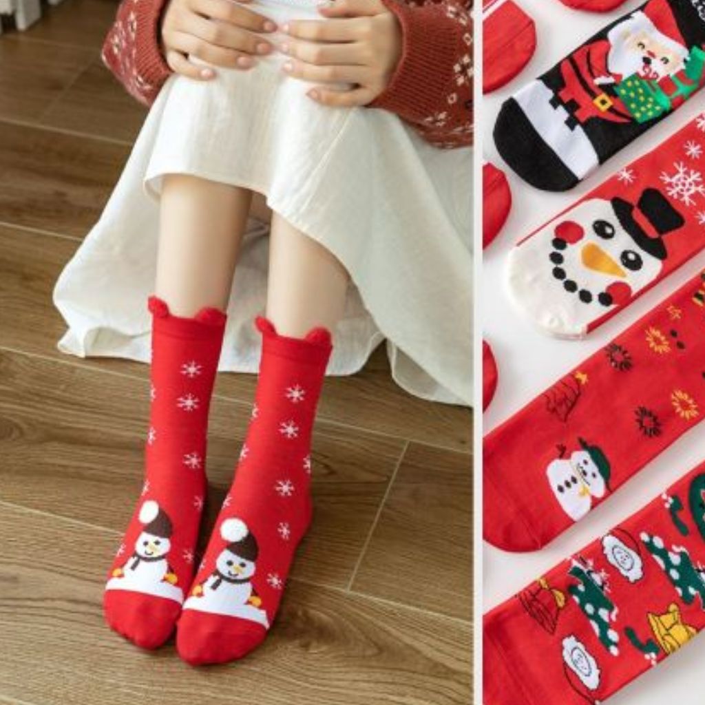 Chaussettes de Noël à flocons portées avec une jupe blanche et un pull de Noël