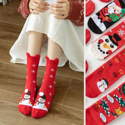 Chaussettes de Noël à flocons portées avec une jupe blanche et un pull de Noël
