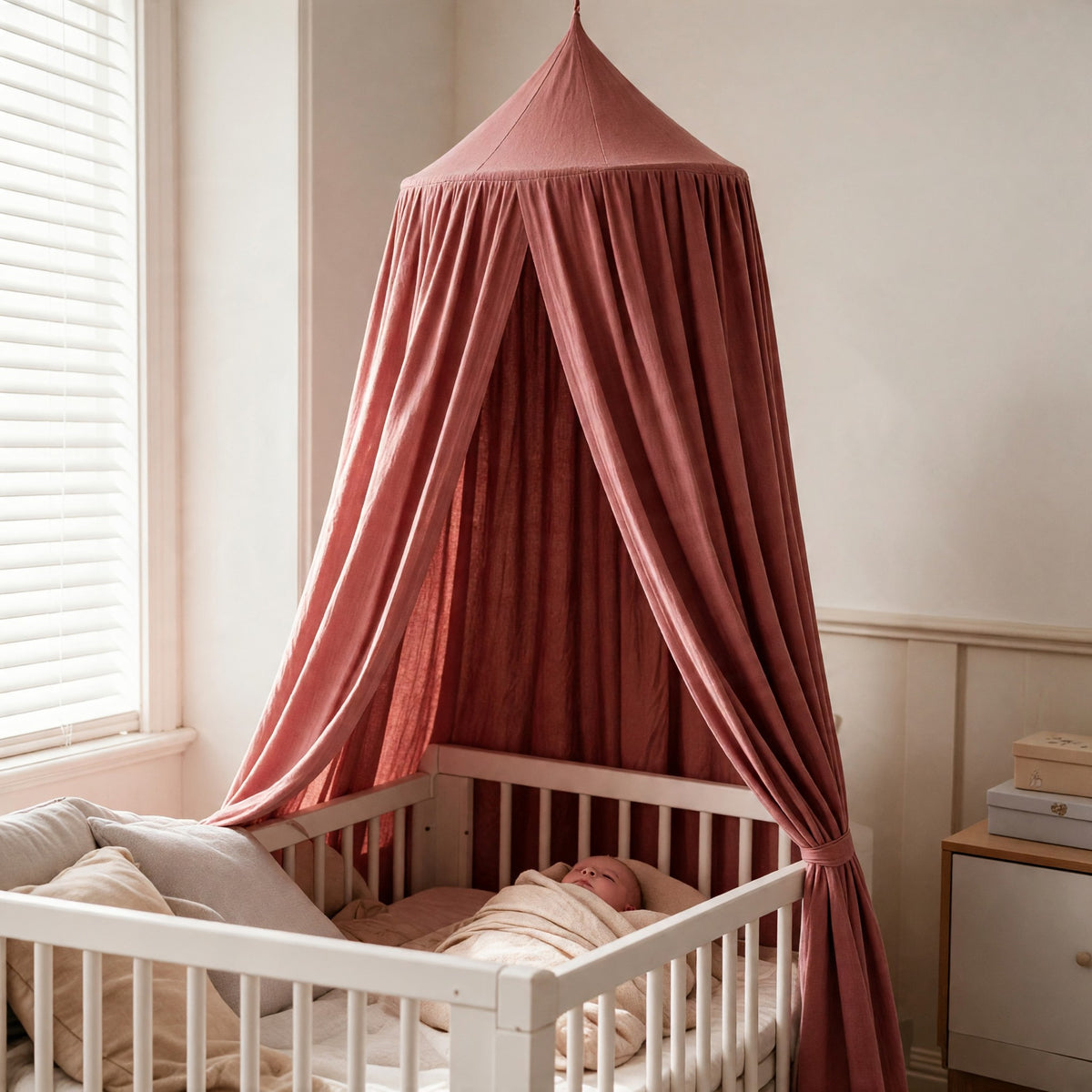 Ciel de lit bébé terracotta Argile au-dessus d'un berceau blanc
