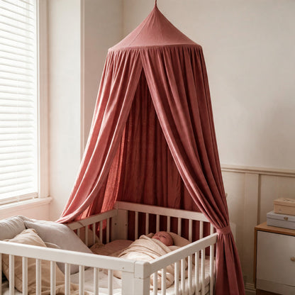 Ciel de lit bébé terracotta Argile au-dessus d'un berceau blanc