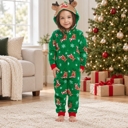 Petite fille en combinaison de Noël verte avec capuche renne et nez rouge