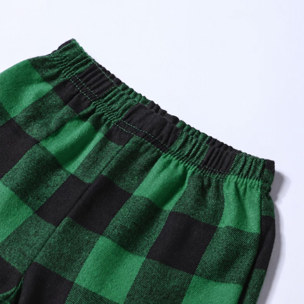 Détail de la taille élastiquée du pyjama de Noël vert à carreaux