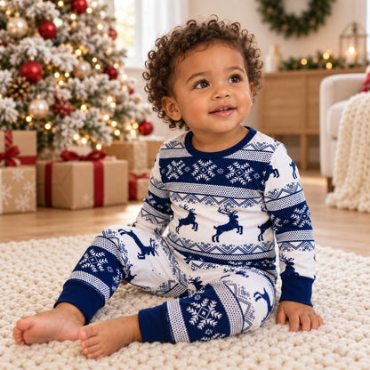Enfant en pyjama de Noël nordique bleu marine et blanc aux rennes