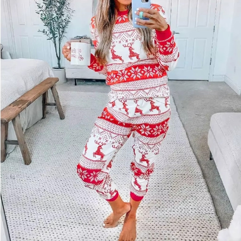 Pyjama de Noël femme nordique rouge aux rennes et flocons