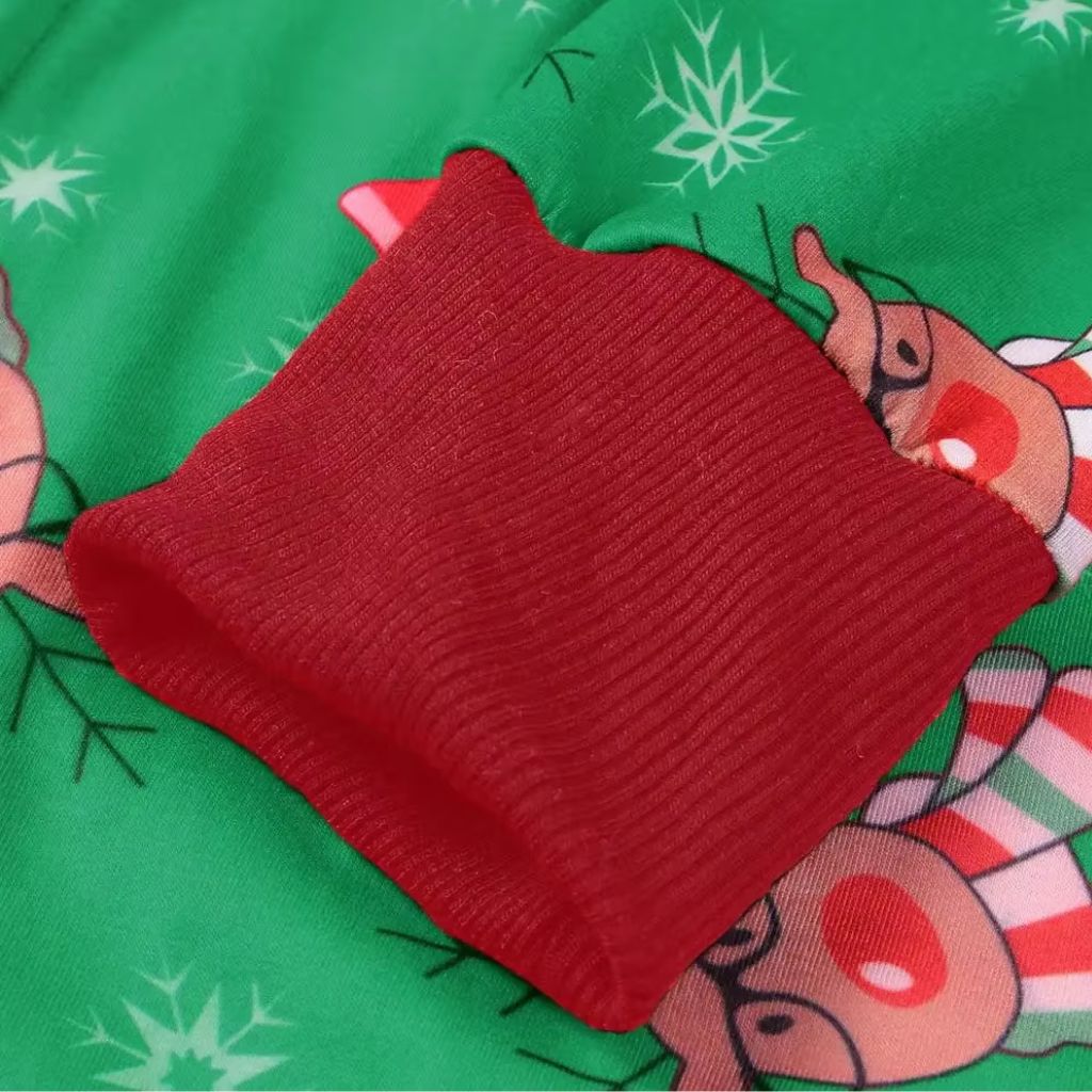 Poignet en côtes rouge de la combinaison pyjama de Noël verte