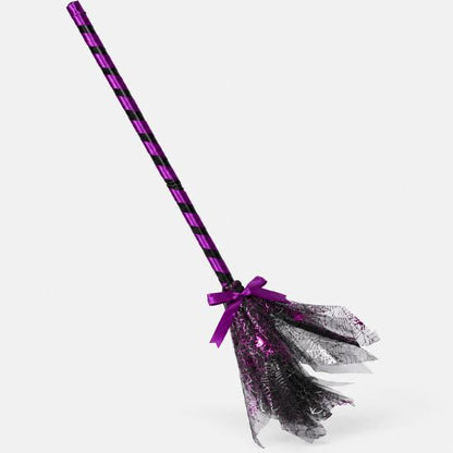 Balai de sorcière au manche rayé violet et noir, nœud en satin et brins en tulle imprimé toile d'araignée