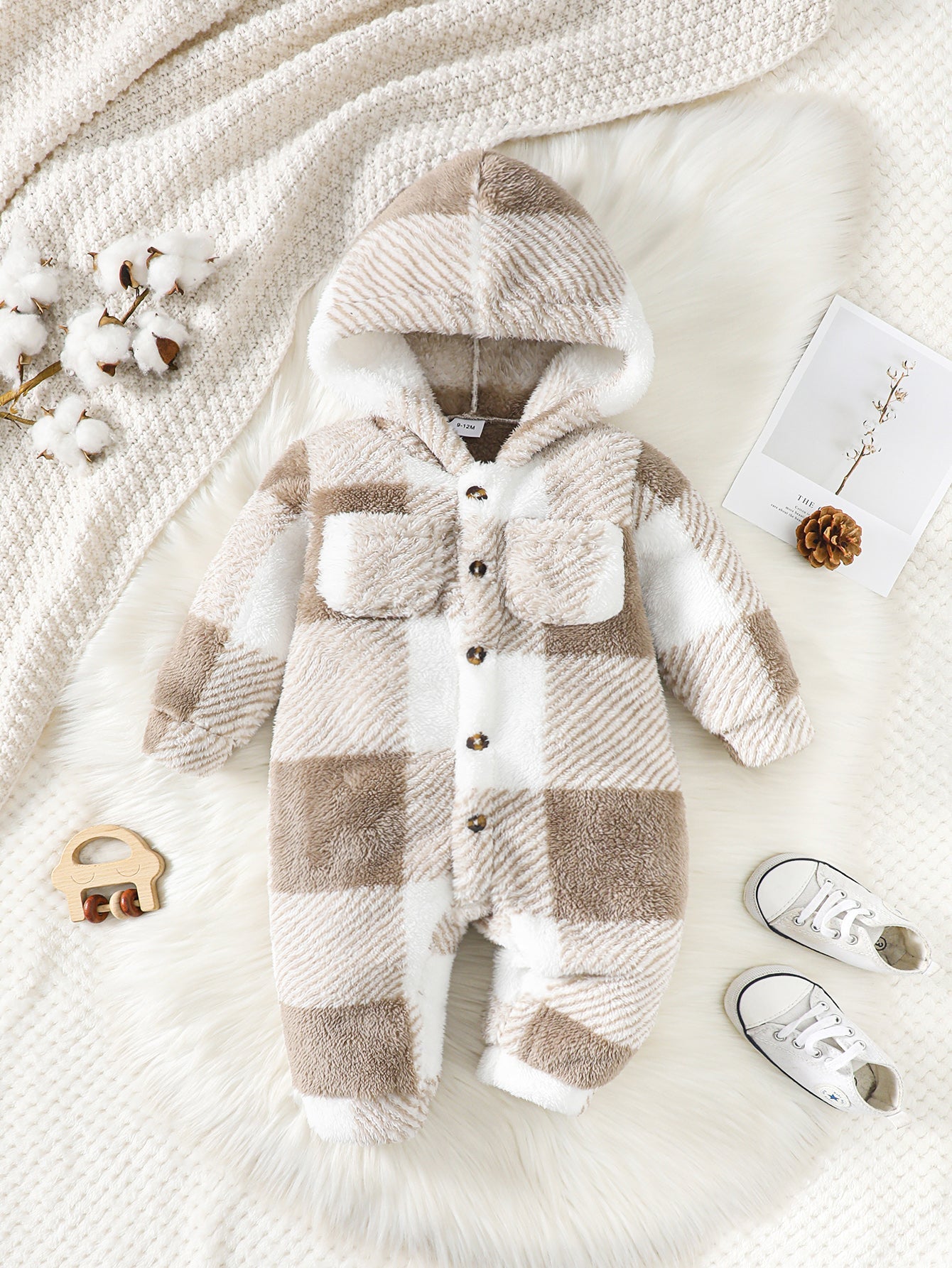 Barboteuse bébé à carreaux beige et blanc – matière peluche douce et chaude