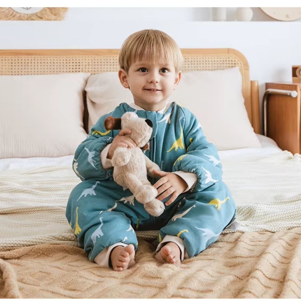 Bébé portant la barbateuse dinosaures – look mignon et cocooning Spot Bébé