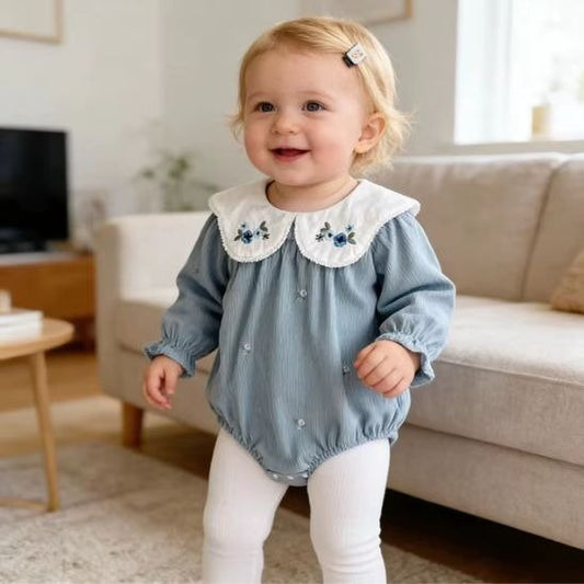 Barboteuse bébé fille à manches longues avec grand col blanc brodé vue de face