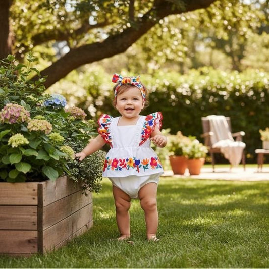 Barboteuse bébé fille fleurie bébé premiers pas dans jardin fleuri été