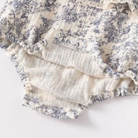 Détail volant poitrine barboteuse bébé fille imprimé floral vintage