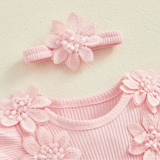 Détail de la barboteuse bébé fille princesse en dentelle