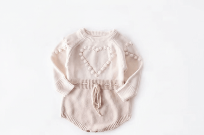 Détail cœur pompons barboteuse bébé fille tricotée