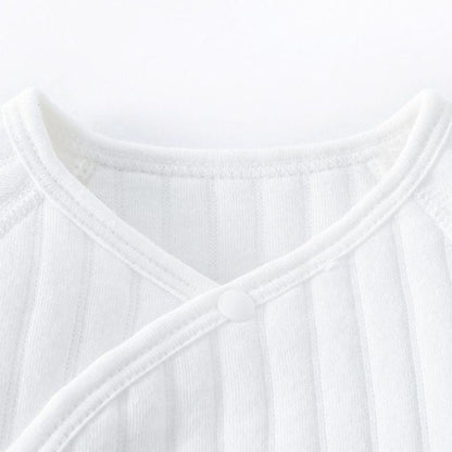 Fermeture croisée à boutons-pression de la barboteuse bébé unisexe blanche