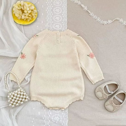 Barboteuse tricotée bébé fille col rond délicat style romantique