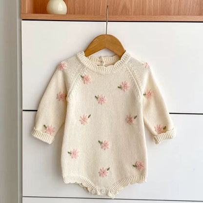 Barboteuse tricotée bébé fille broderies florales vue de face coloris crème