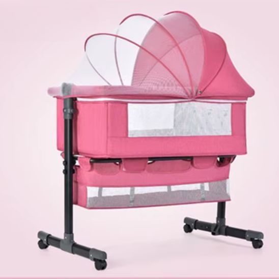 Berceau à roulettes 3 en 1 rose avec moustiquaire déployée, parfait pour bébé fille.