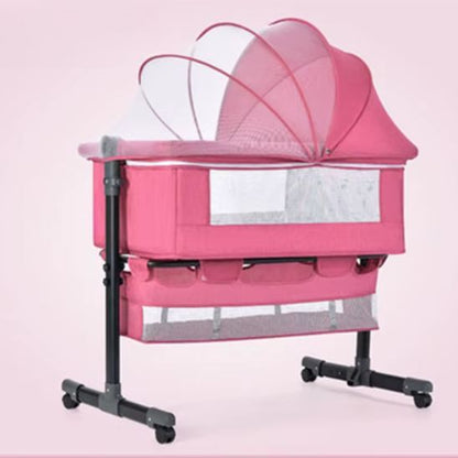 Berceau à roulettes 3 en 1 rose avec moustiquaire déployée, parfait pour bébé fille.