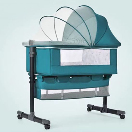 Berceau à roulettes 3 en 1 bleu avec moustiquaire pour la chambre de bébé.