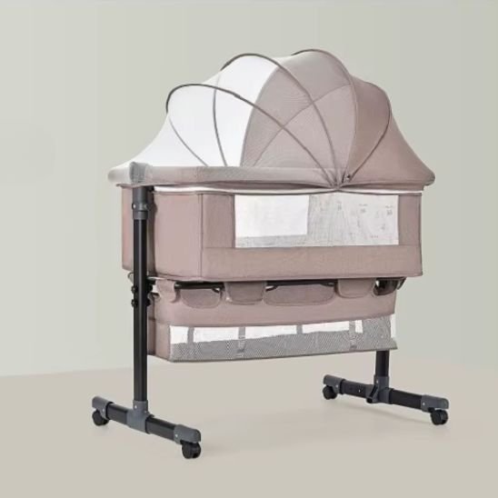 Berceau à roulettes utilisé en cododo avec ouverture latérale fixée au lit parental.
