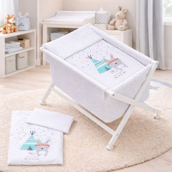 Berceau bébé complet pour cododo installé dans une chambre bébé lumineuse