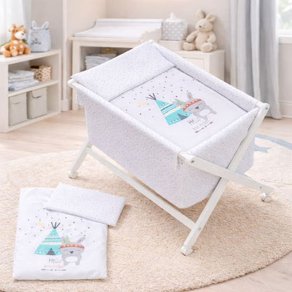 Berceau bébé complet pour cododo installé dans une chambre bébé lumineuse