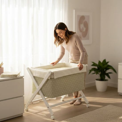 Berceau bebe en hêtre avec literie étoile dans une chambre bébé lumineuse
