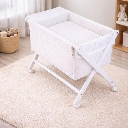 Berceau bébé en hêtre avec matelas installé dans une chambre bébé apaisante