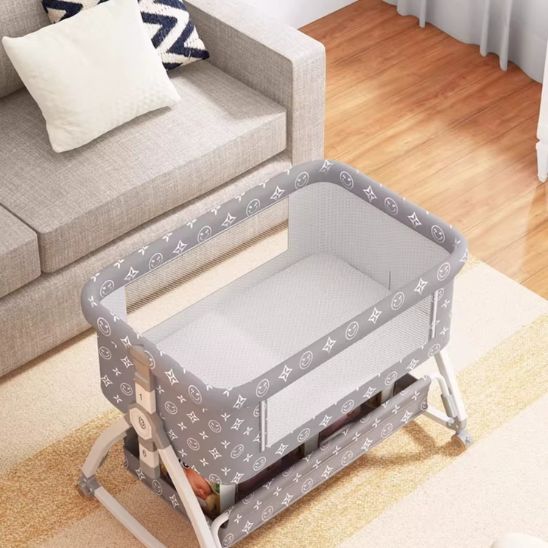 Berceau bébé sur roulettes gris clair placé dans un salon moderne – Spot Bébé