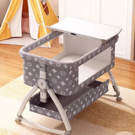 Berceau bébé sur roulettes gris avec moustiquaire déployée pour un sommeil sécurisé – Spot Bébé