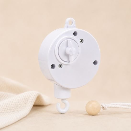 Boite musicale bébé blanche sur fond beige doux