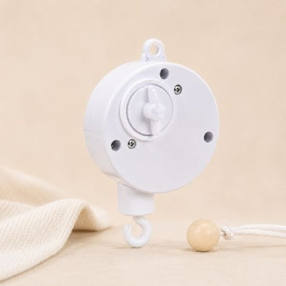 Boite musicale bébé blanche sur fond beige doux