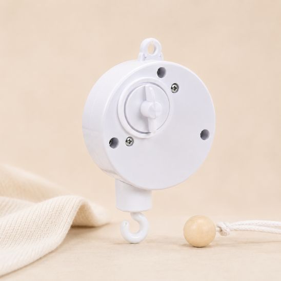 Boite musicale bébé blanche sur fond beige doux