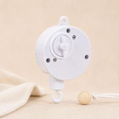 Boite musicale bébé blanche sur fond beige doux
