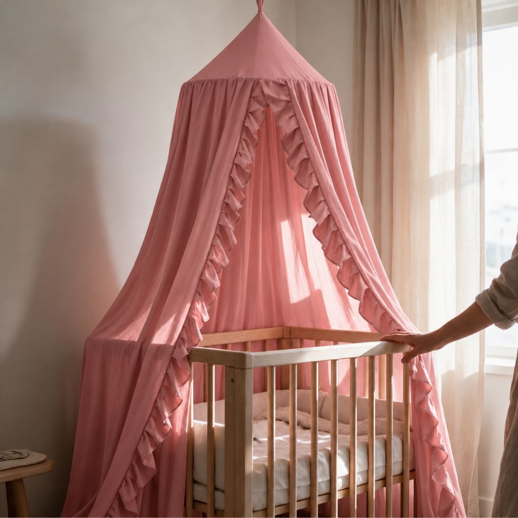 Ciel de lit à volants Froufrou vieux rose suspendu au-dessus d'un berceau en bois
