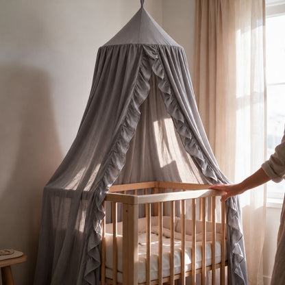 Ciel de lit à volants gris Galet dans une chambre bébé lumineuse