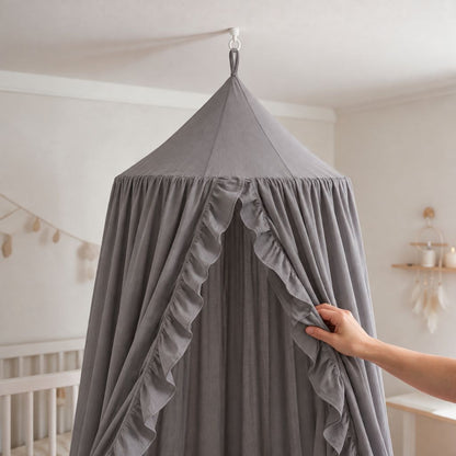 Dôme du ciel de lit à volants suspendu à un crochet de plafond