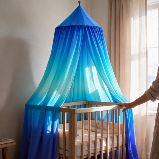 Ciel de lit bébé garçon Horizon en dégradé bleu Océan au-dessus d'un berceau en bois