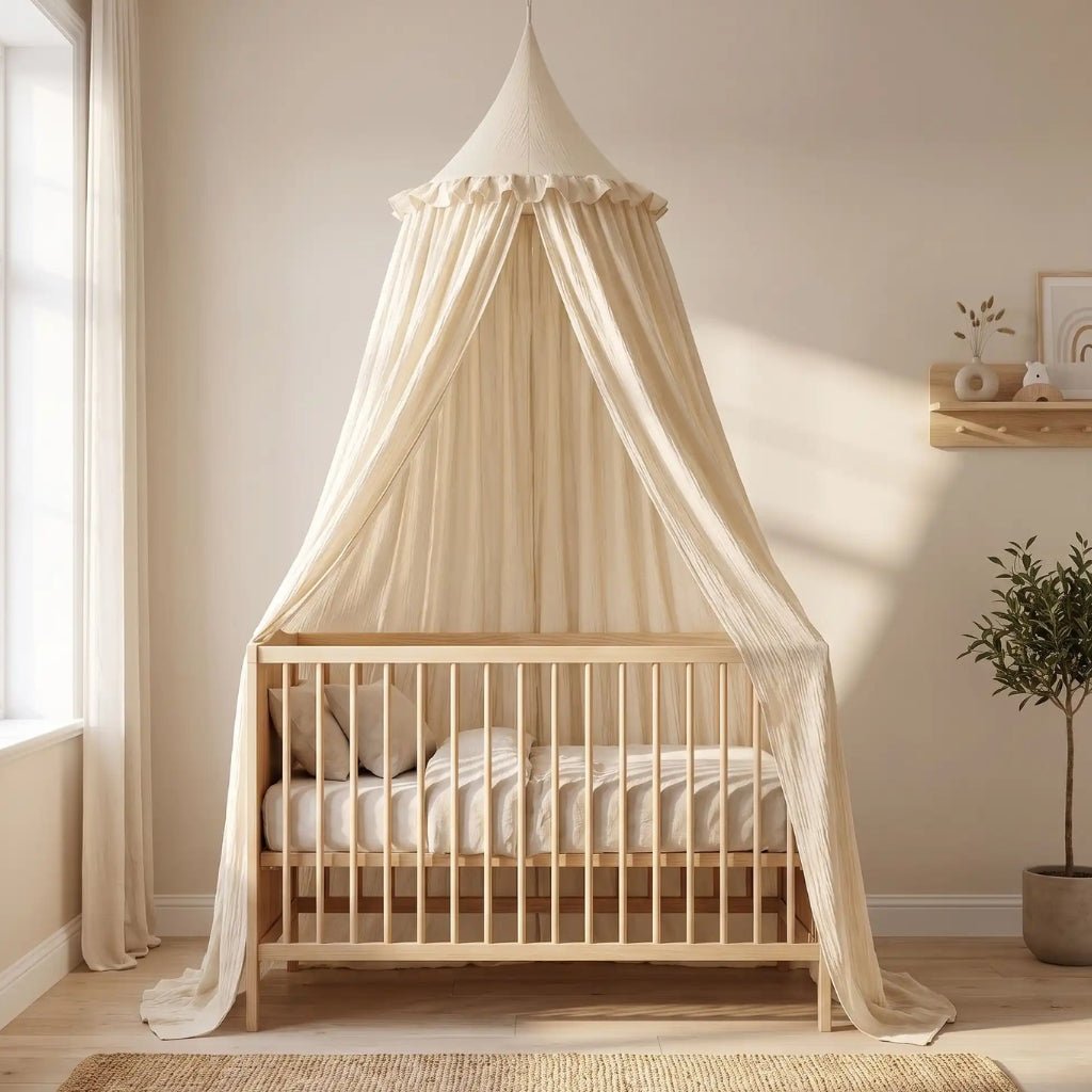 Ciel de lit bébé en gaze de coton beige Amande dans une chambre lumineuse