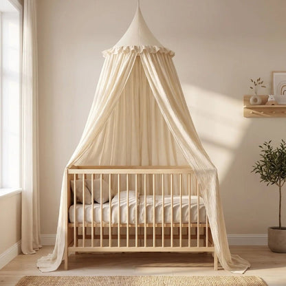 Ciel de lit bébé en gaze de coton beige Amande dans une chambre lumineuse