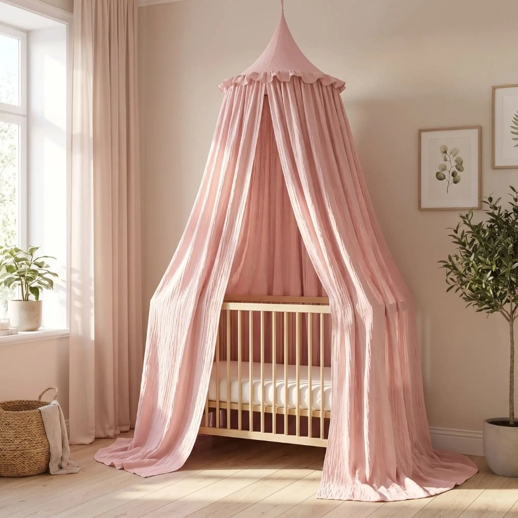 Ciel de lit bébé en gaze de coton rose Dragée autour d'un berceau