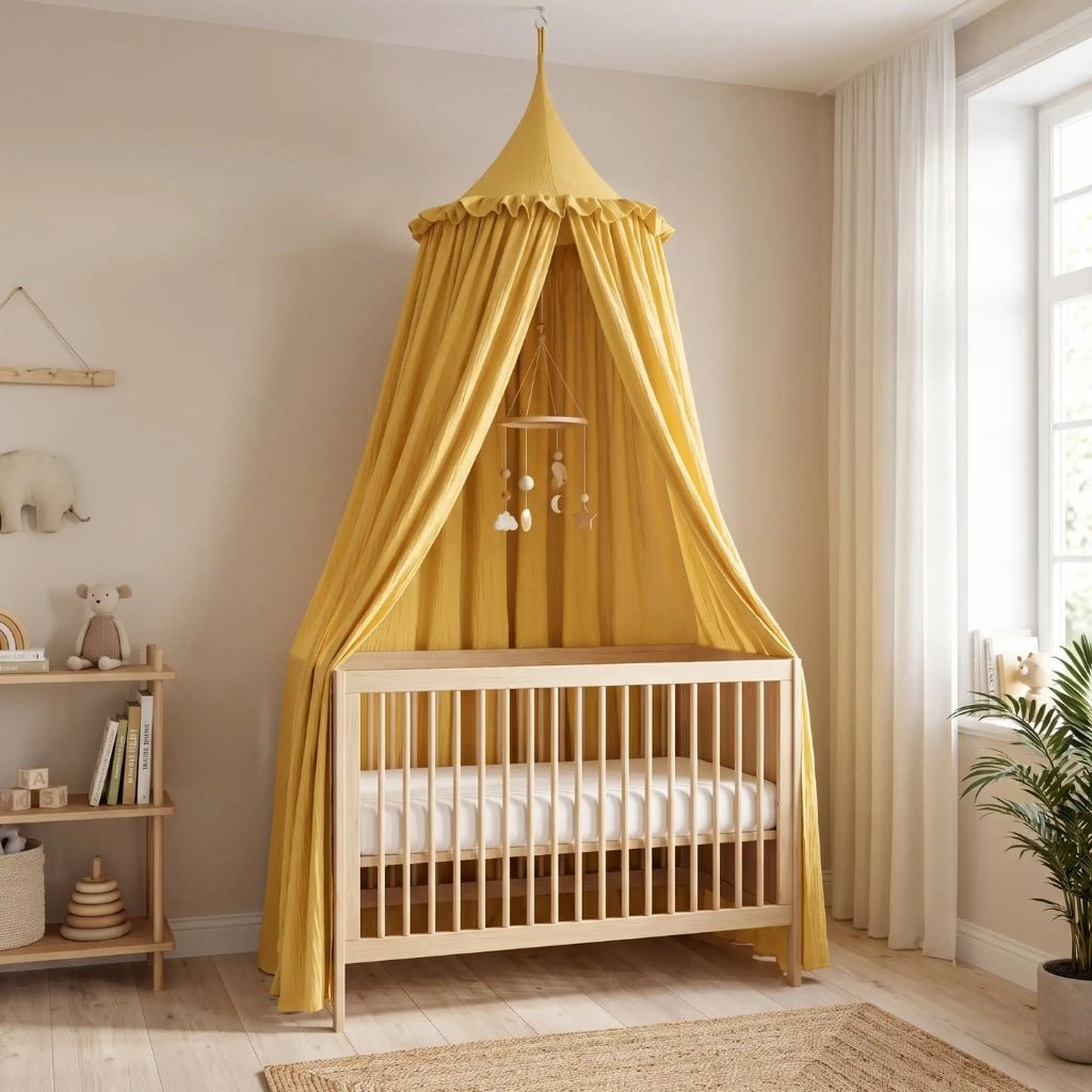Ciel de lit bébé en gaze de coton jaune Mimosa dans une chambre d'enfant