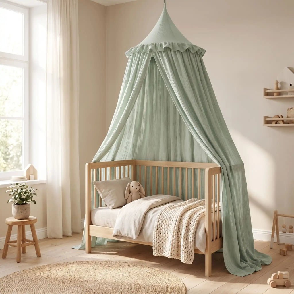 Ciel de lit en gaze de coton vert sauge au-dessus d'un lit enfant en bois