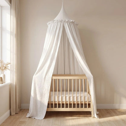 Ciel de lit blanc bébé en gaze de coton Colombe au-dessus d'un berceau en bois