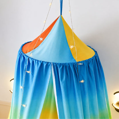 Détail du dôme du ciel de lit Couchant en pans orange, bleu et jaune
