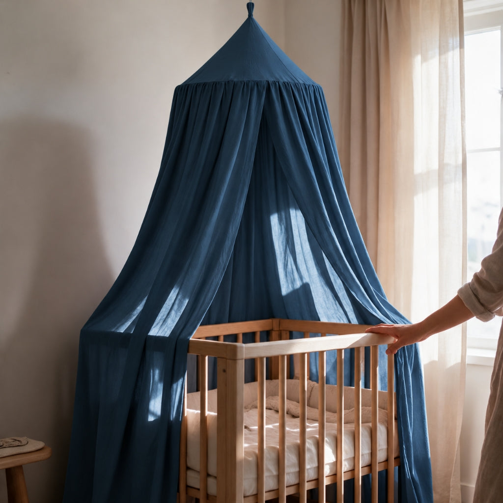 Ciel de lit pour bébé Sacha bleu canard au-dessus d'un berceau en bois